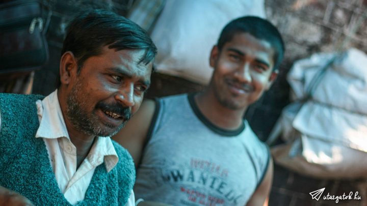 két indiai férfi mosolyog a kamerába