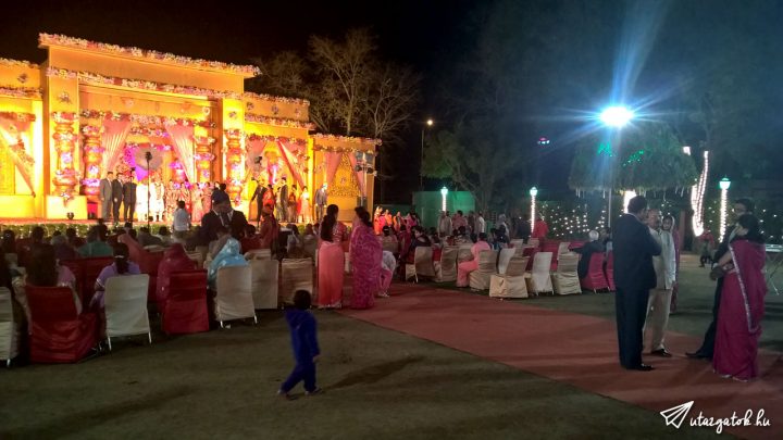 Díszes szimbad az indiai esküvőn szabad téren
