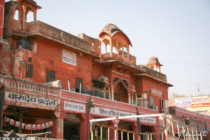 Lepukkant rózsaszín épület valahol Jaipur belvárosában