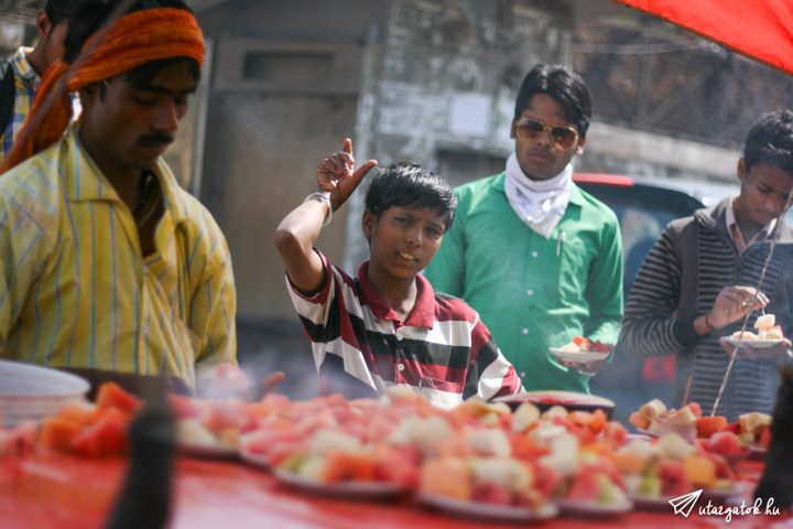 helyiek reggeliznek utcai gyümölcs árus körül