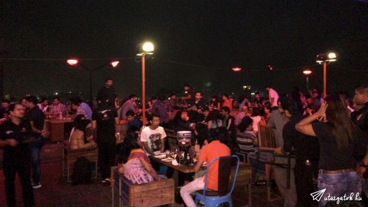 Egy fotó a mumbai bárban a tömegről