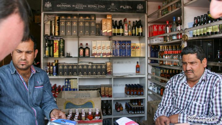 Polcon alkoholos italok sorakoznak egy helyi ital üzeletben Jaipurban