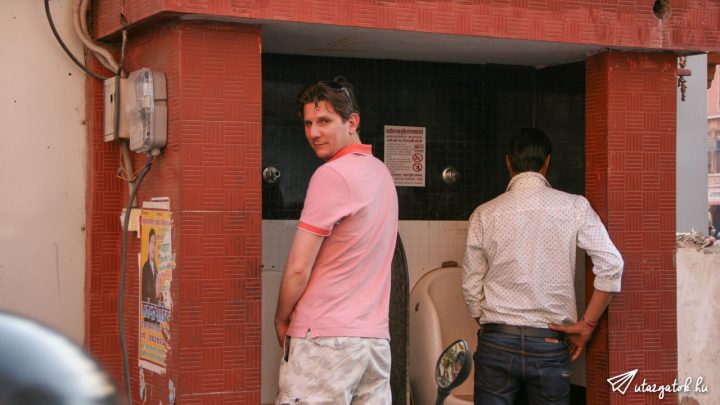 Nyitott, utcai piszoár a város kellős közepén Jaipurban