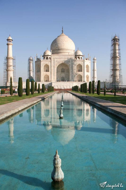 Az ikonikus Taj Mahal fotó az előtte húzódó medencével