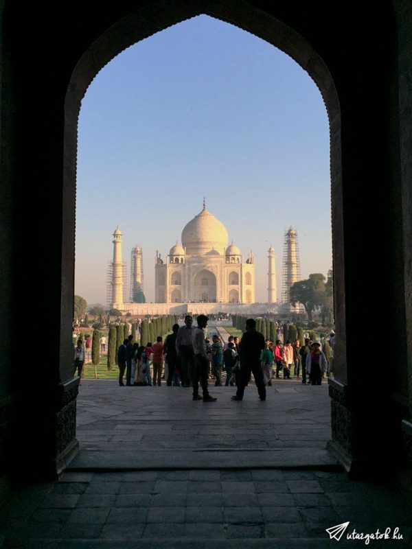 A kapuban állva már látszik a Taj Mahal a távolban