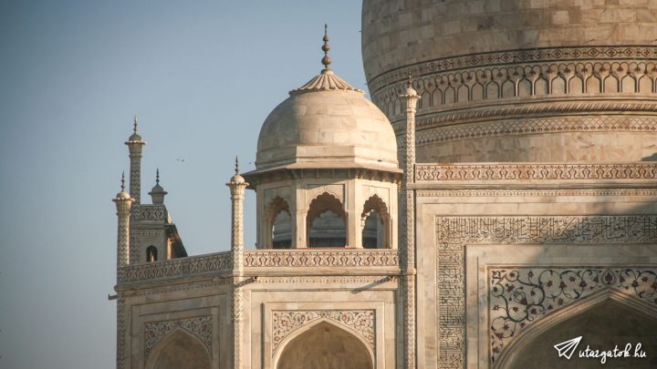 Egy közeli kép a Taj Mahal egyik tornyáról