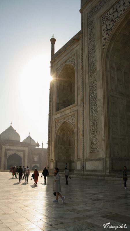 Közeli kép a Taj Mahal oldalán, ahogy a napfény megcsinnal az épület egyik élén