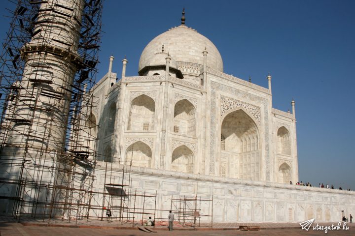 A Taj Mahal egyik oldala, mellette az egyik felállványozott torony