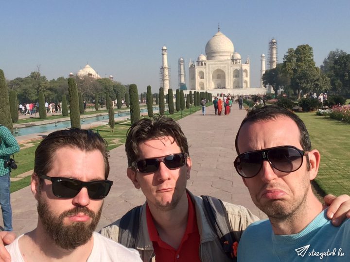 Szomorú fejet vágunk hárman a Taj Mahal előtt