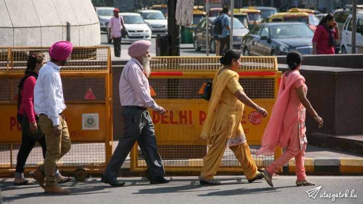 két turbános indiai férfi feleségeikkel sétálnak