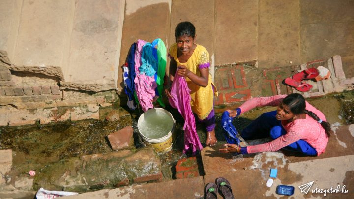 Indiai nők mosnak a Gangeszbe ömlő csatorna vizében