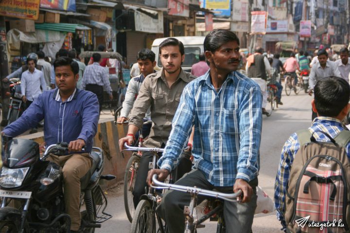 Indiai férfiak biciklin és motoron