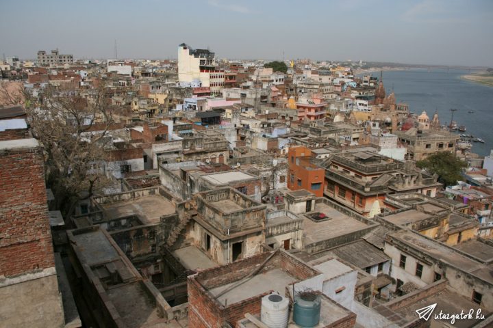 Váránaszi városkép felülről egy magas épület tetejéről