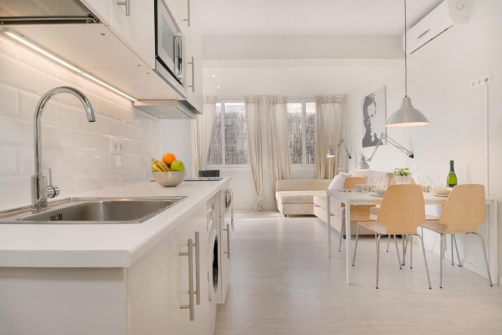 gyönyörű konyha és nappali az airbnb lakásról