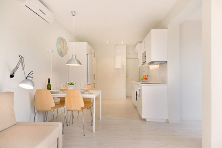 fehér, minimál stílusu ebédlő az airbnb lakás profil-ján