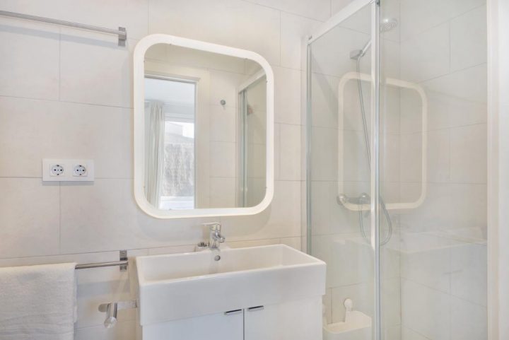 szép, tiszta és új fürdőszoba képei az airbnb lakásról