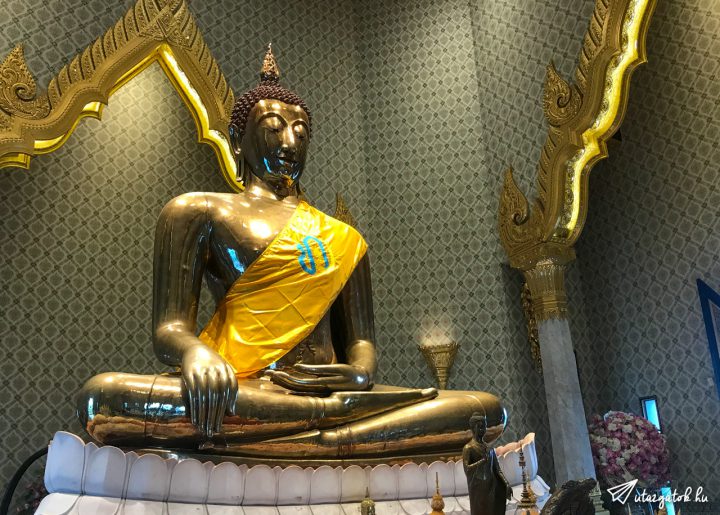 Arany buddha szobor a Wat Traimit templomban Bangkokban