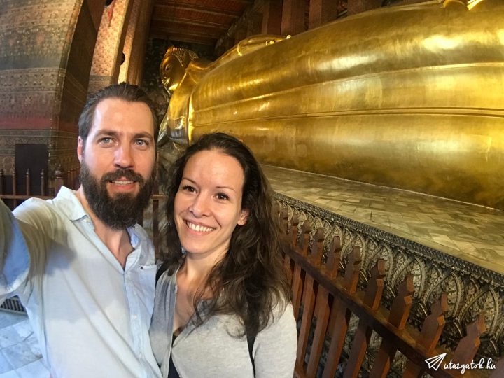 Kinga és én állunk a fekvő buddha lábánál