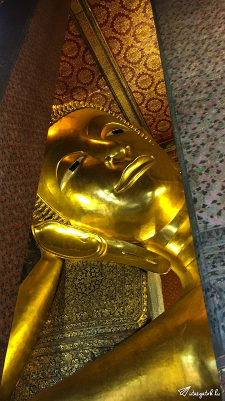 A hatalms fekvő buddha szobor az őt tartó oszlopok között