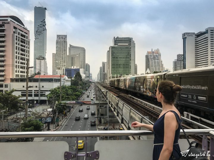 Kinga áll Bangkokban a magasvasút peronján és nézi a felhőkarcolókat