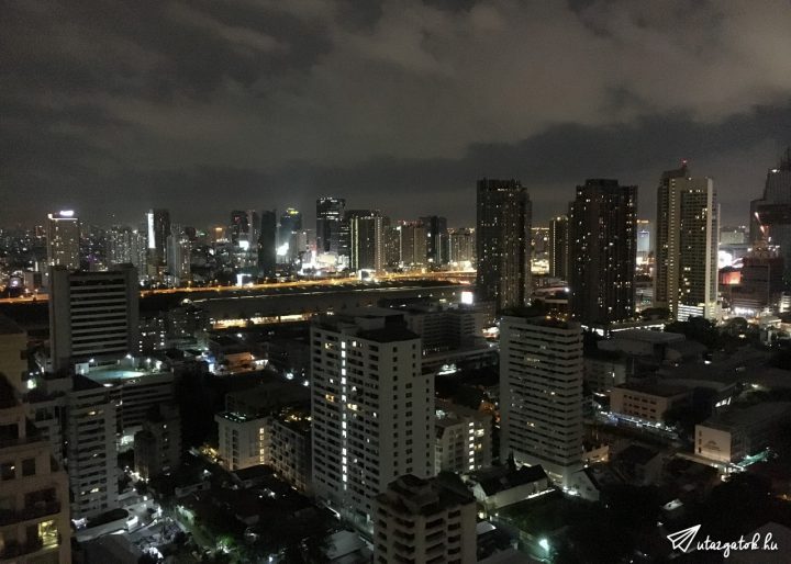 Bangkok éjszakai fényei egy felhőkarcoló tetejéről