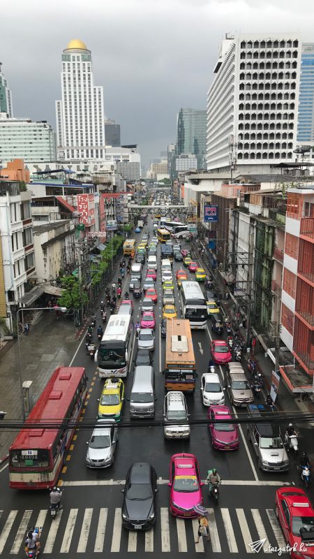 Bangkok utcakép egy többsávos út felülről tele járművekkel
