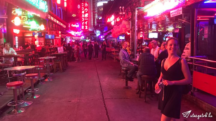 Vörös fényben úszó utca Bangkokban rengeteg bárral és szórakozóhellyel