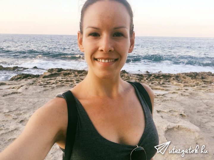 Kinga, a cikk írója a tengerparton selfie-zik