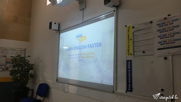 kivetítő rajta a felirat: "Learn English Faster"