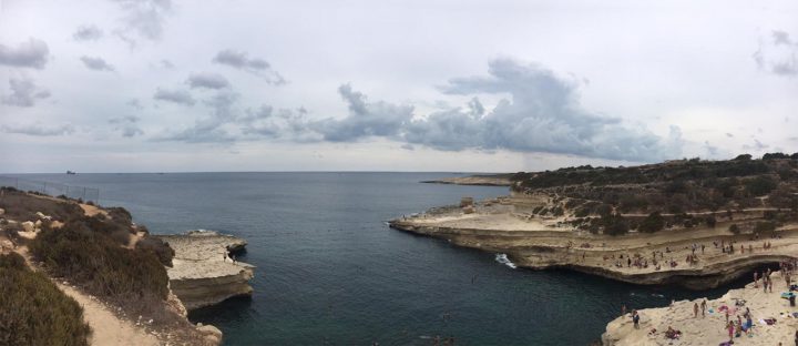 egy híres sziklás tengerpart Máltán
