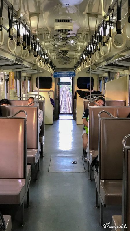 Thaiföld vonatok belülről, a plafonon az egyenként kapcsolható ventillátorral