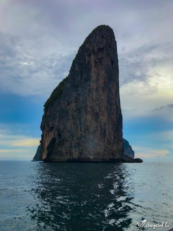 Phi-Phi Leh sziget a végéből úgy tűnik mint egy tengerből kiálló szikla