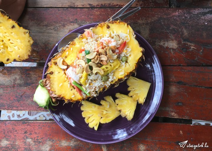 Félbevágott ananász megtöltve pad thai-jal