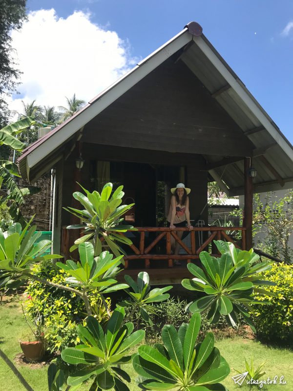 Egy kis faház a buja, zöld növényzet között Koh Lanta szigetén a tengertől pár méterre