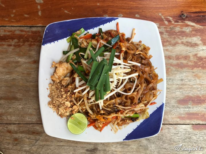 Csirkés pad thai tányéron