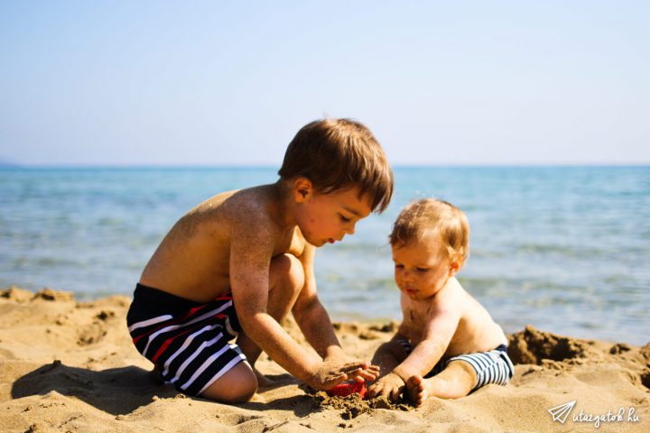 Gyerekek homokoznak a tengerparton