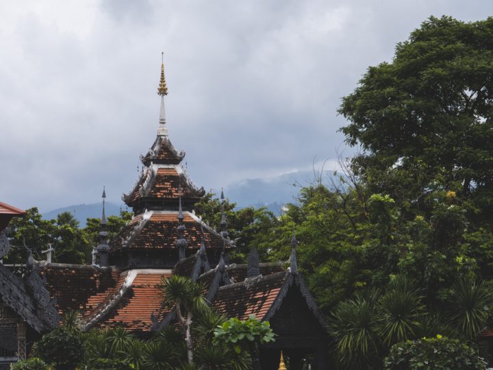 Chiang Mai város egyik temploma körülötte erdőkkel és hegyekkel