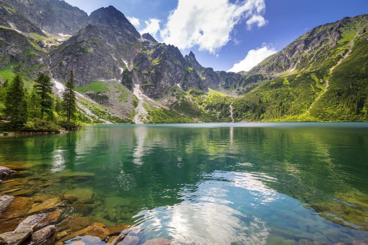 egy krisztálytiszta tó felszínén türköződik egy gyönyörű hegyvonulat