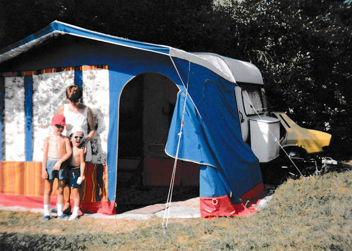 Anyával és tesóval egy lakókocsi sátor előtt 1987-ben