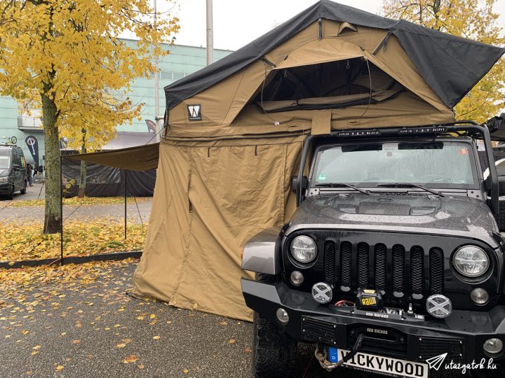 Egy Jeep és rajta egy kihajtogatható sátortető
